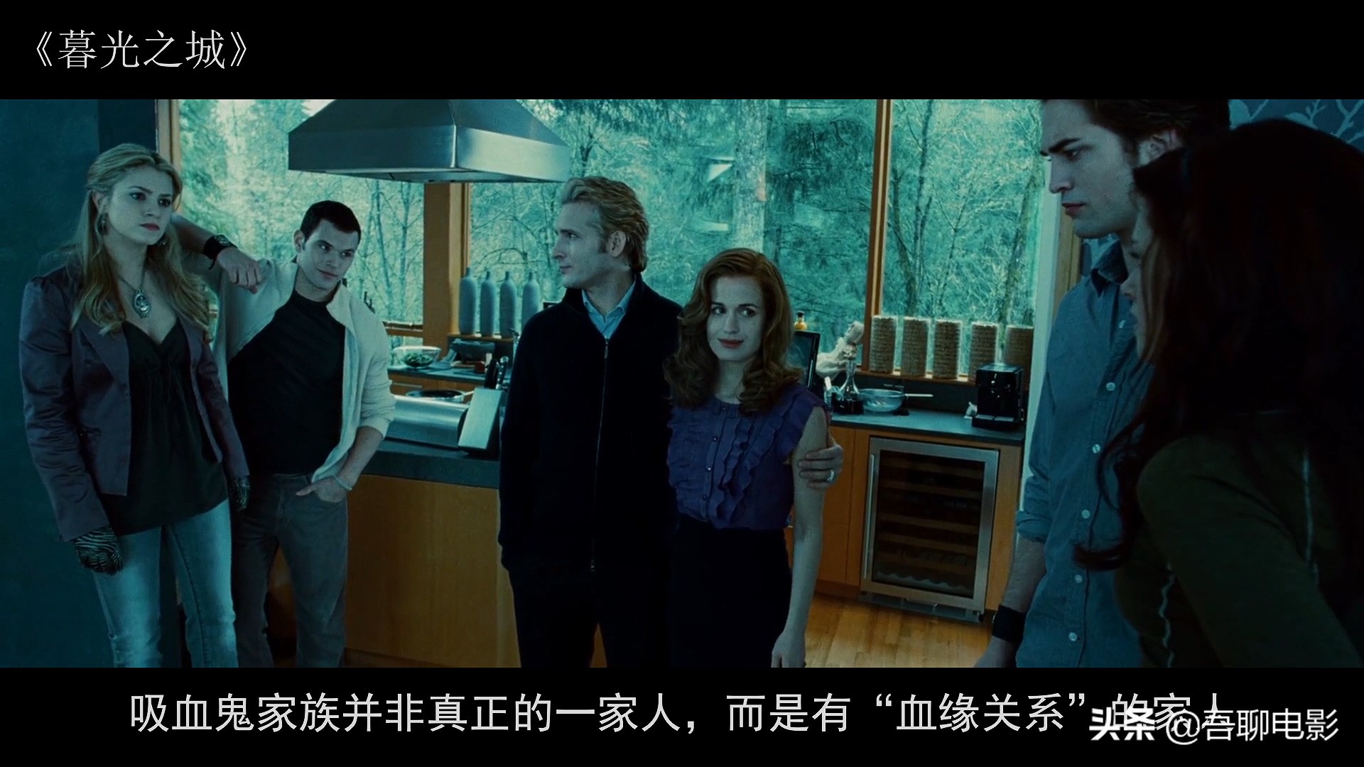 一部风靡全球的奇幻片，小伙死后变成吸血鬼，单手可以推开汽车