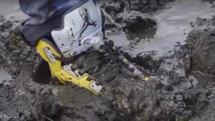 当你的爱靴“惹”上一身臭泥，你的心在滴血吗？