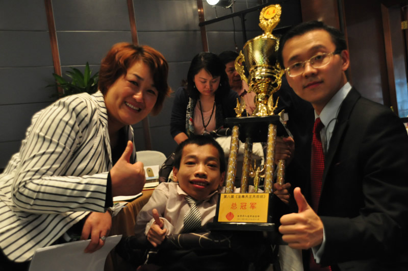 他身高不到1米，却能和1米7美娇妻生孩子，孩子到底是他的吗？