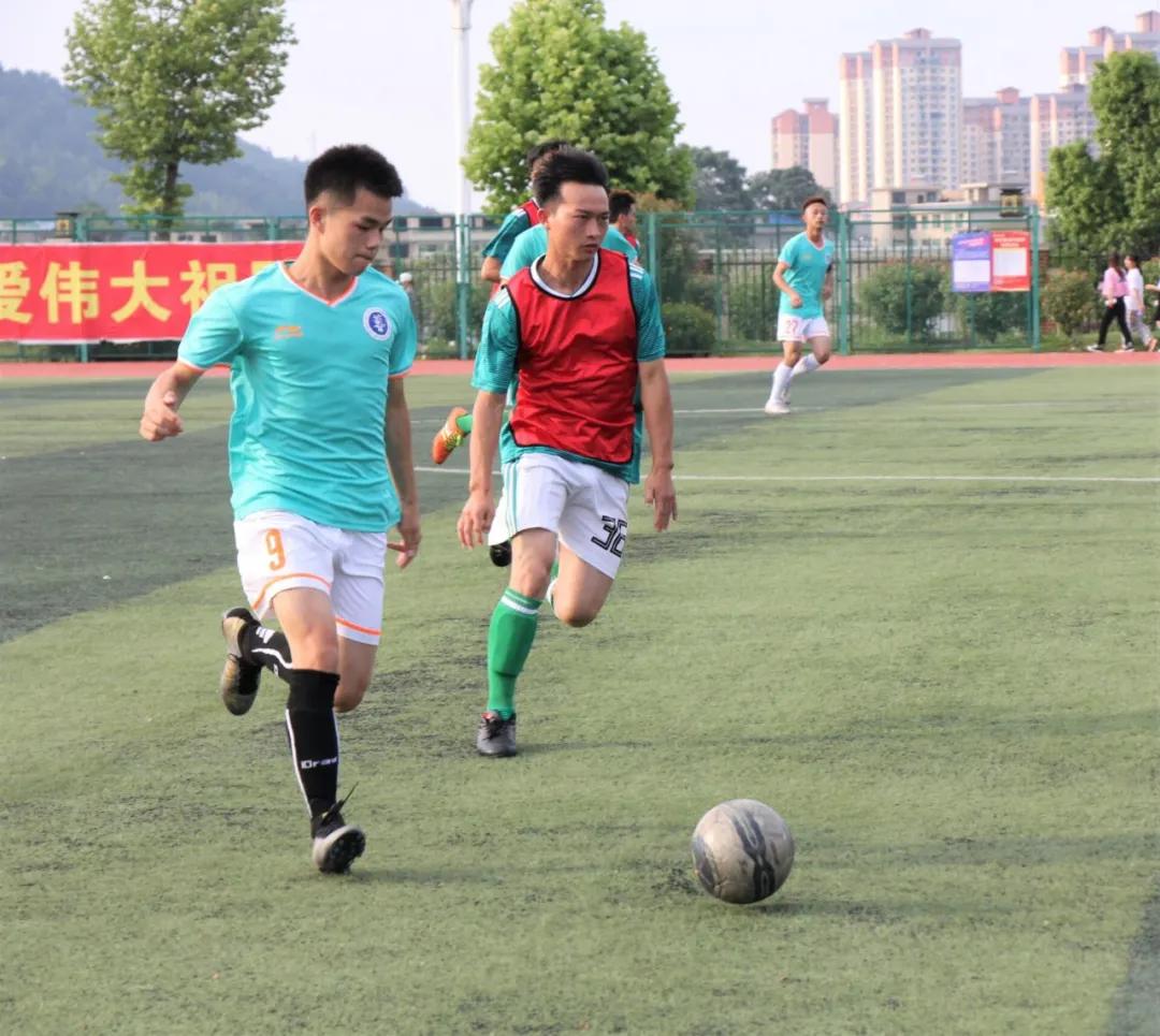 汗水留在足球场,这个夏天绿茵场足球