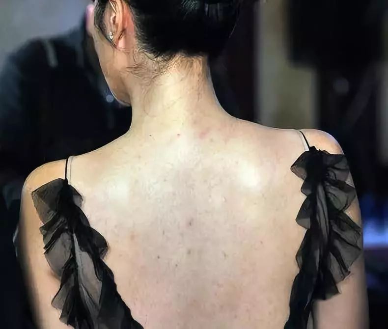 王鸥露背装,王鸥复古露背