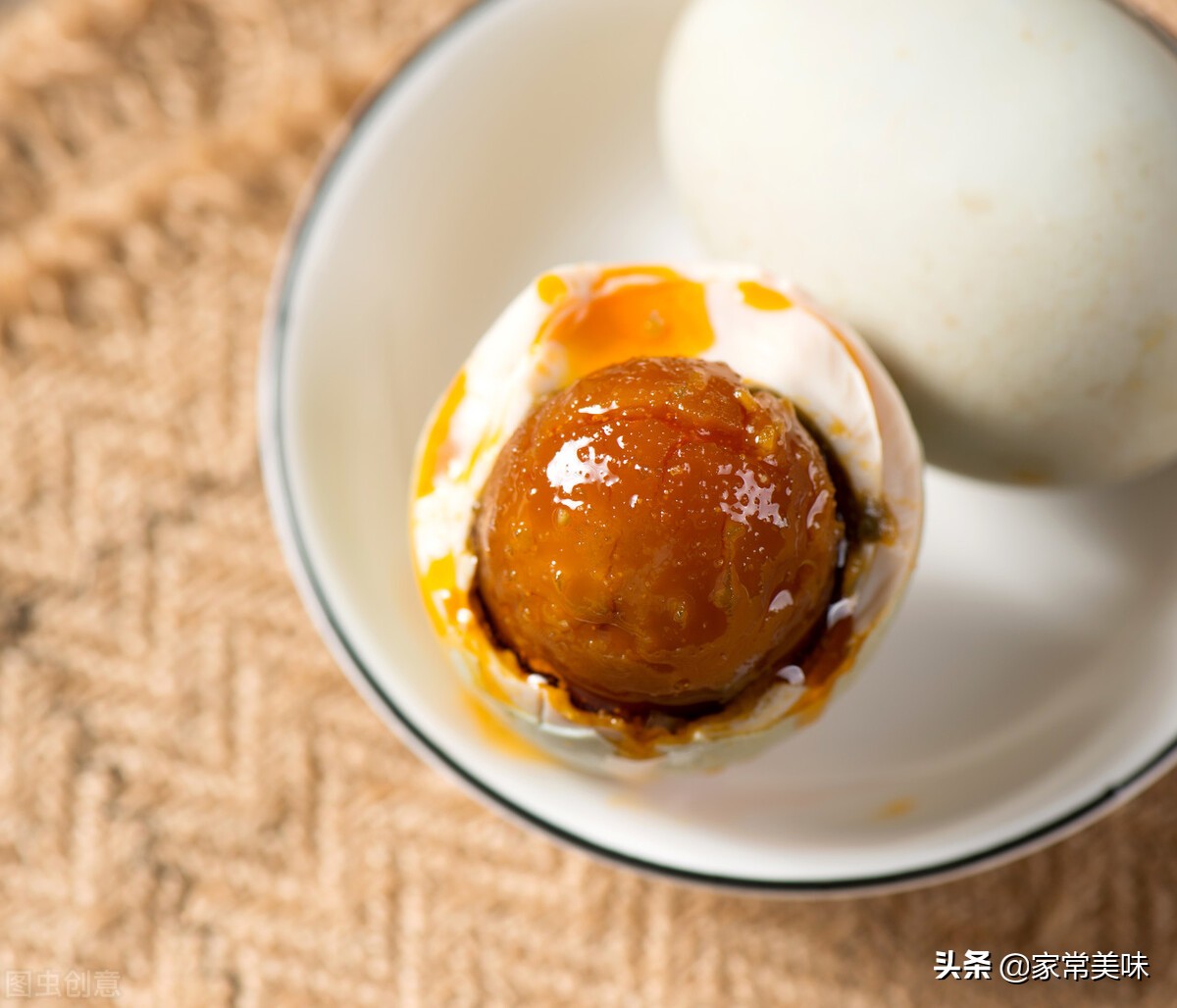 腌咸鸭蛋的2种方法简单快速,腌制咸鸭蛋只需简单三步个个流油