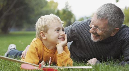 父母延迟退休，以后孩子谁来帮忙带？网友：别说二孩，一胎都困难