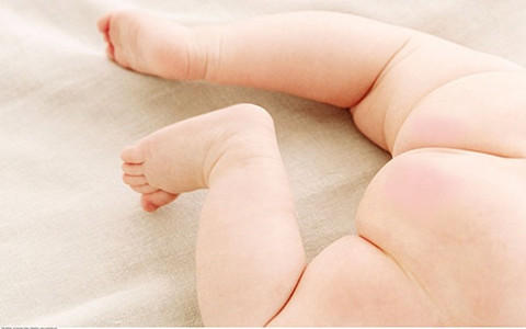 宝宝老说屁股疼可屁股不红不肿,宝宝屁股说疼但是看不出来异样