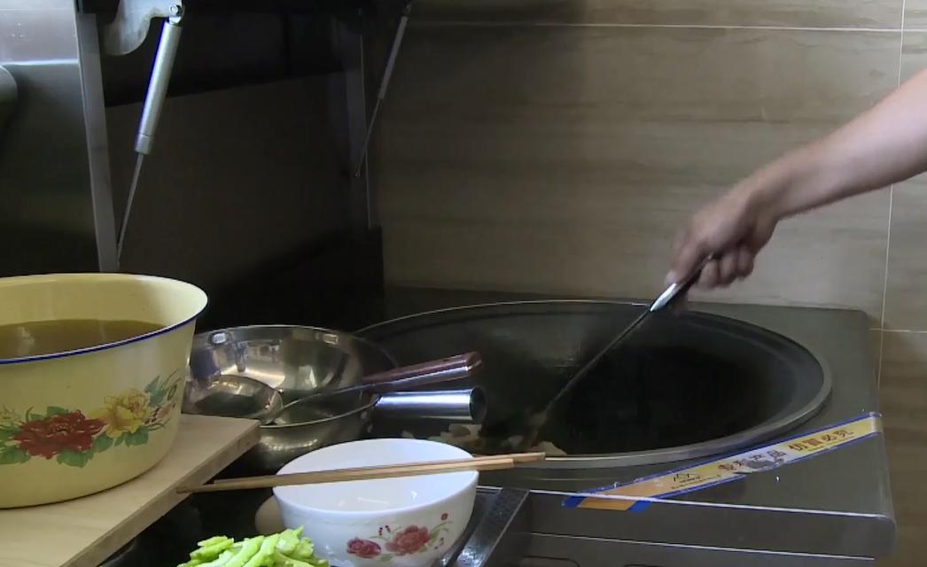 新发明无烟柴火灶全过程,自动点火无烟柴火灶