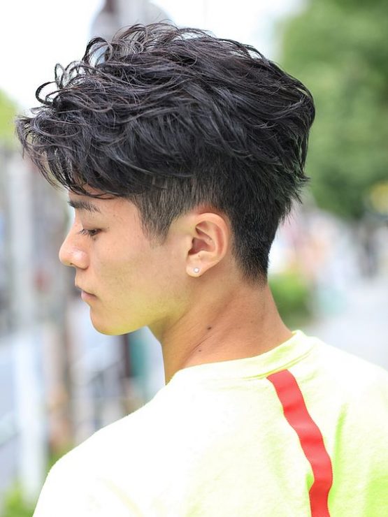 男生发质细软扁塌油腻自然卷发型,男生卷发造型中长发圆脸