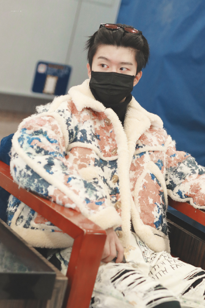 范丞丞穿白色裤子大不大,范丞丞裤子成亮点合集