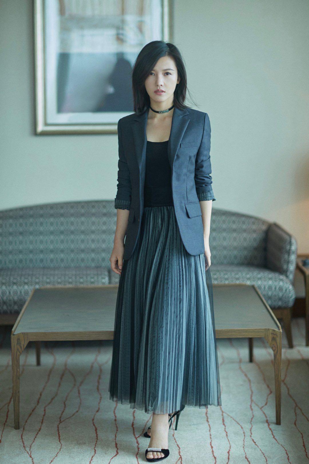 杨子姗复古穿搭,杨子姗白西装造型图