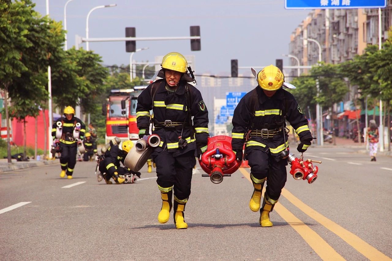 致敬逆行英雄|德阳最帅男团队长陈伟，肩负生命不能承受之重