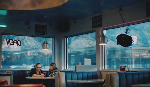 美国少女遭朋友强奸怀孕，亲生父亲竟开车逼两人去另一州扯证结婚