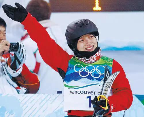 36岁世界冠军喜得贵子，50岁富豪老公现身，奢侈品皮带抢眼