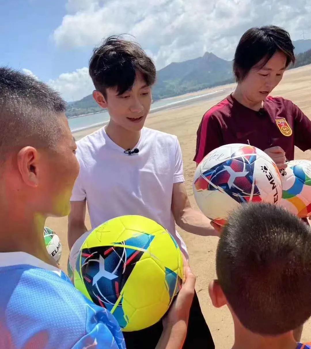 @张一山，霞浦大京沙滩展开一场精彩的足球比赛