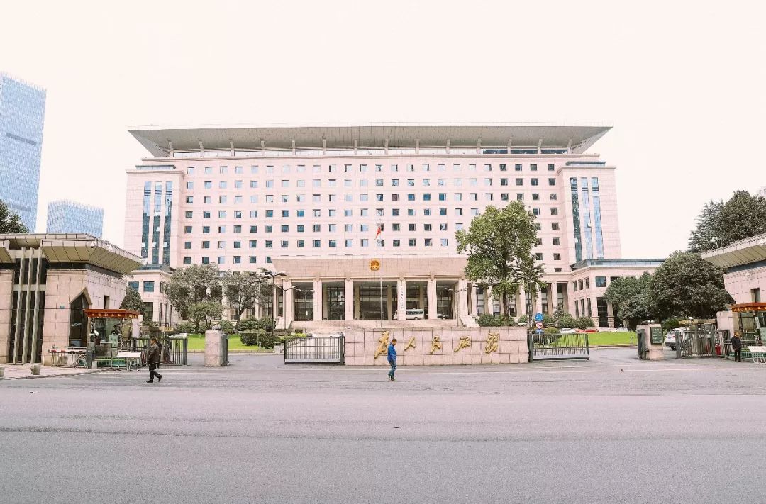 穿梭60年,武汉公交无轨电车1路