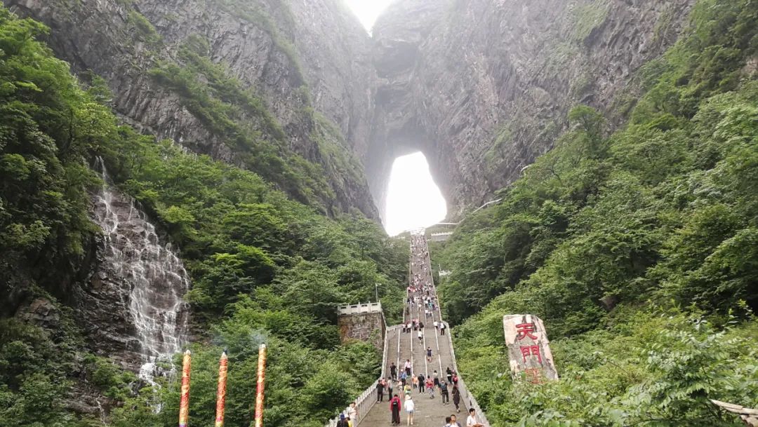 游览张家界的天门山写一段导游词,湖南张家界天门山旅游景区导游词