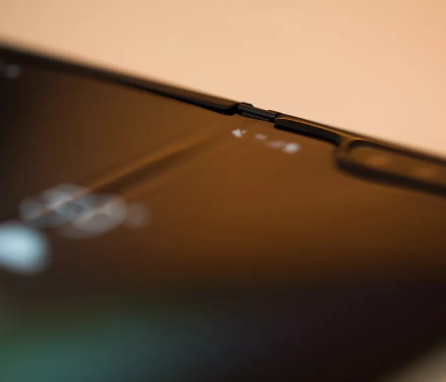 三星galaxyfold内屏有一条亮线,三星fold一代屏幕有条白线