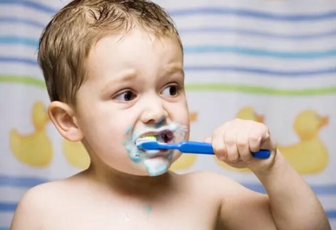 小孩换牙掉的牙齿扔哪里,孩子掉了上牙扔在哪里呢