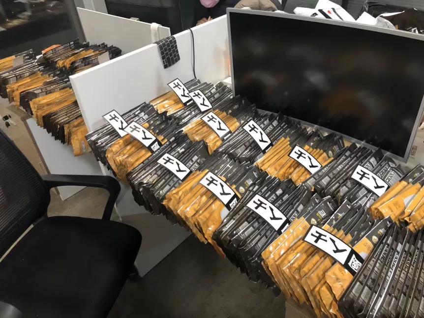 用设计缅怀去世同学，这家讲故事的潮服店刚开就卖了50万