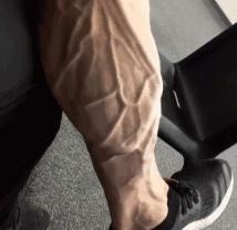 26岁健美冠军小腿静脉爆裂,22岁小伙健身过猛导致内脏撕裂