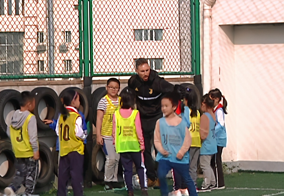 西班牙快乐足球队,西班牙足球外教