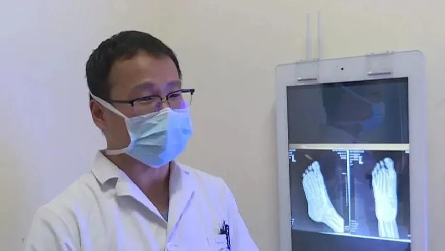 46岁男子双腿被砸成重伤,哈尔滨一男子被砖头砸