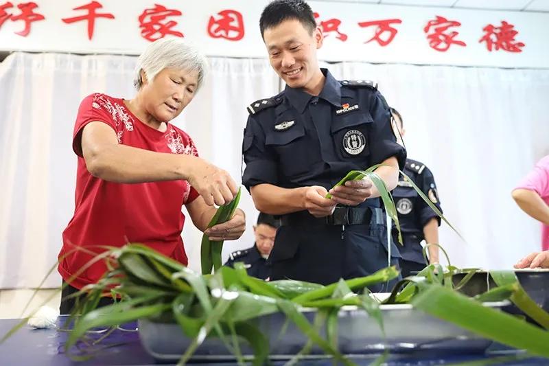 巡特警支队学雷锋工作总结,特警开展学雷锋活动简报