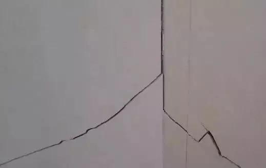 墙面大面积发霉渗水怎么办,墙面潮湿发霉是怎么回事