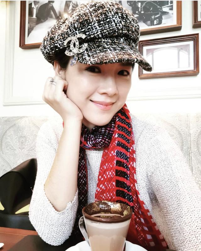 钻戒吸睛,港姐朱焯盈钻戒