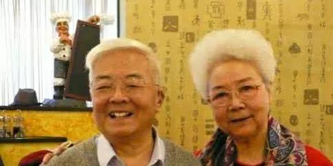 1995年，一对大红灯笼被拍卖出1380万的高价，这背后有什么故事？