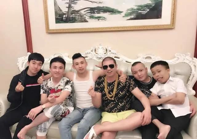 快手一哥辛巴一场直播卖货记录,快手辛巴直播带货最多能挣多少钱