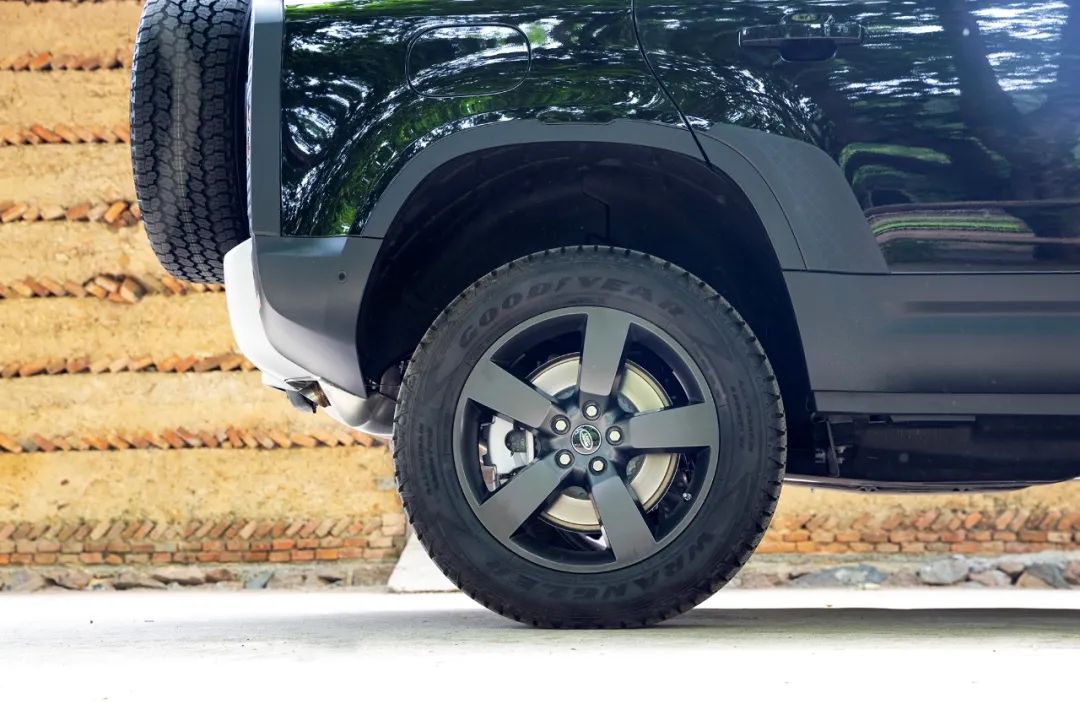 最新路虎卫士越野车,路虎卫士固特异at胎