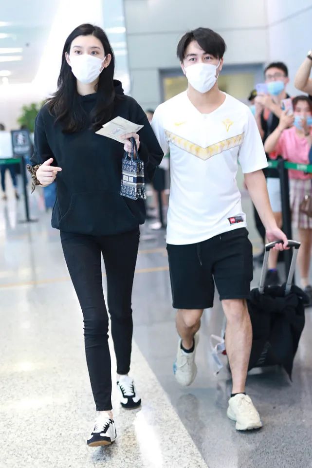 何猷君穿曼联球衣,何猷君帅气视频