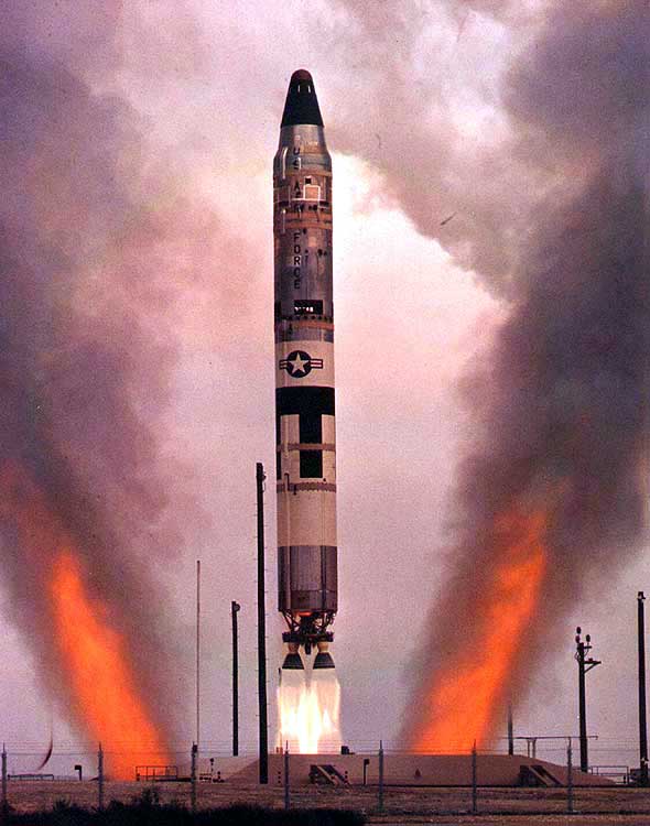 美国第一个核弹,1960年第一颗导弹爆炸图片