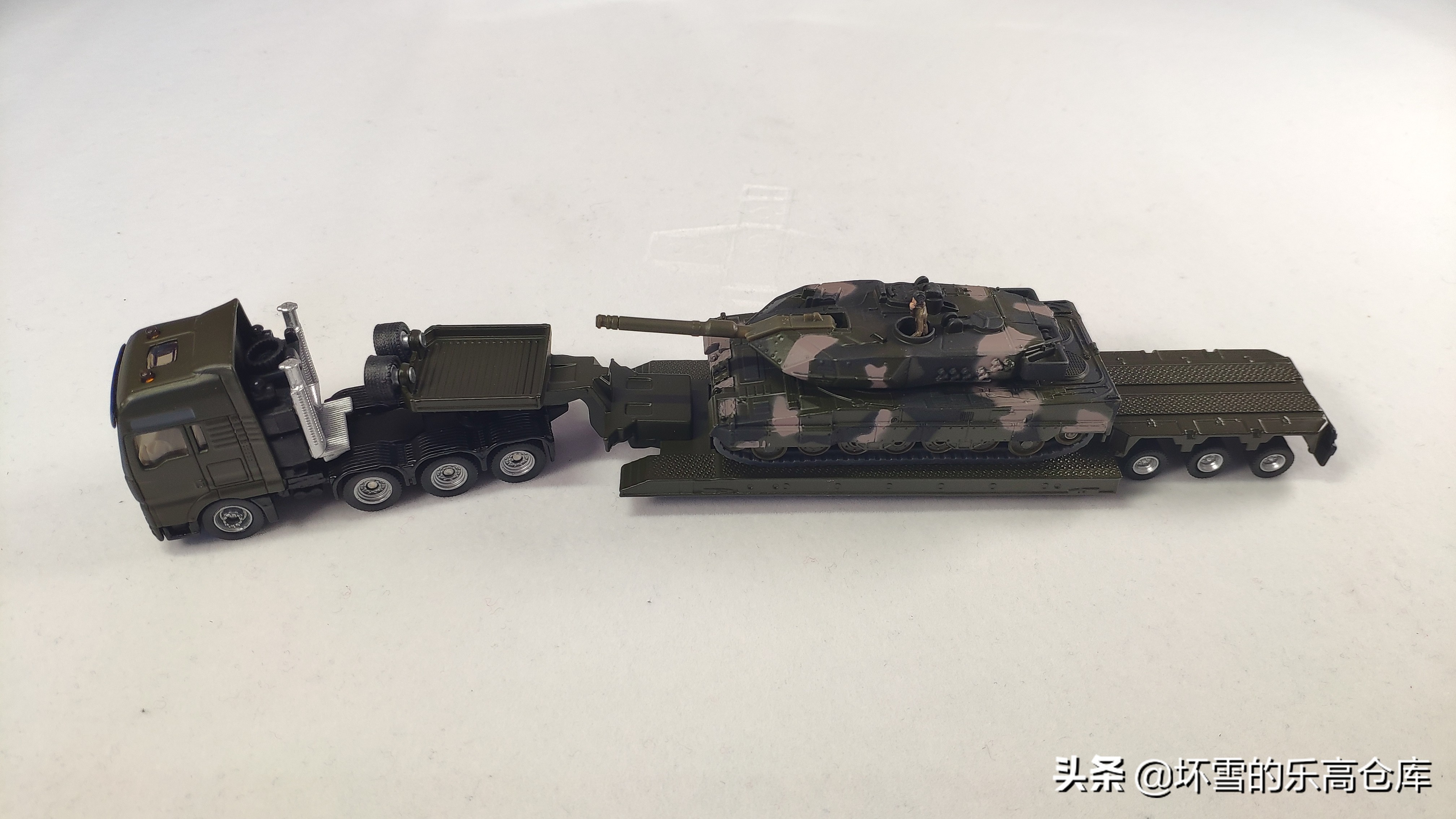 用HO比例车模运输钢铁洪流：SIKU模型豹2坦克运输卡车