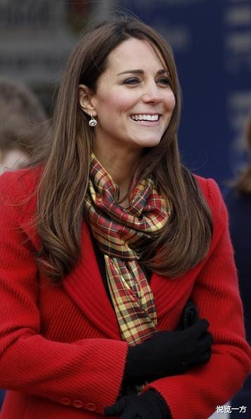 冬季围巾怎么搭配才保暖又时髦,凯特王妃系红色波点围巾