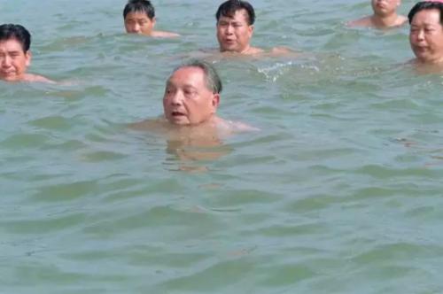 小平同志晚年，指着电视中的自己问这是谁？未见香港回归终成遗憾