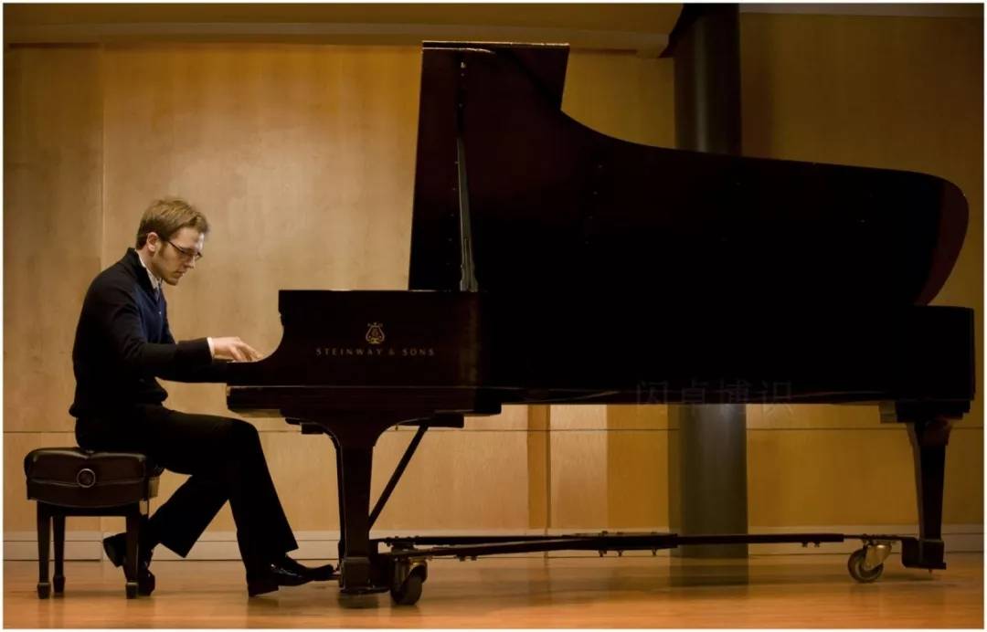 钢琴入门老师怎么选择好的曲子,钢琴入门选哪些曲目好