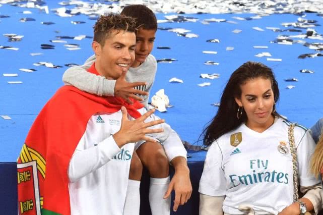 c罗女友秀完整版,c罗与迷你罗亲子照