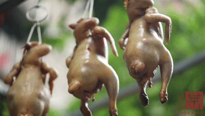 给你们推荐这道嘎滋脆的脆皮烧鸡！看视频口水就已经不受控制了