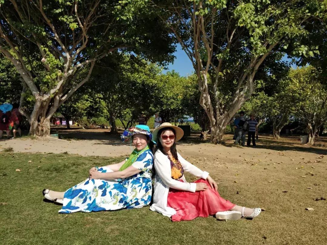 中国大妈旅游拍照姿势五角星,中年大妈拍照摆拍动作