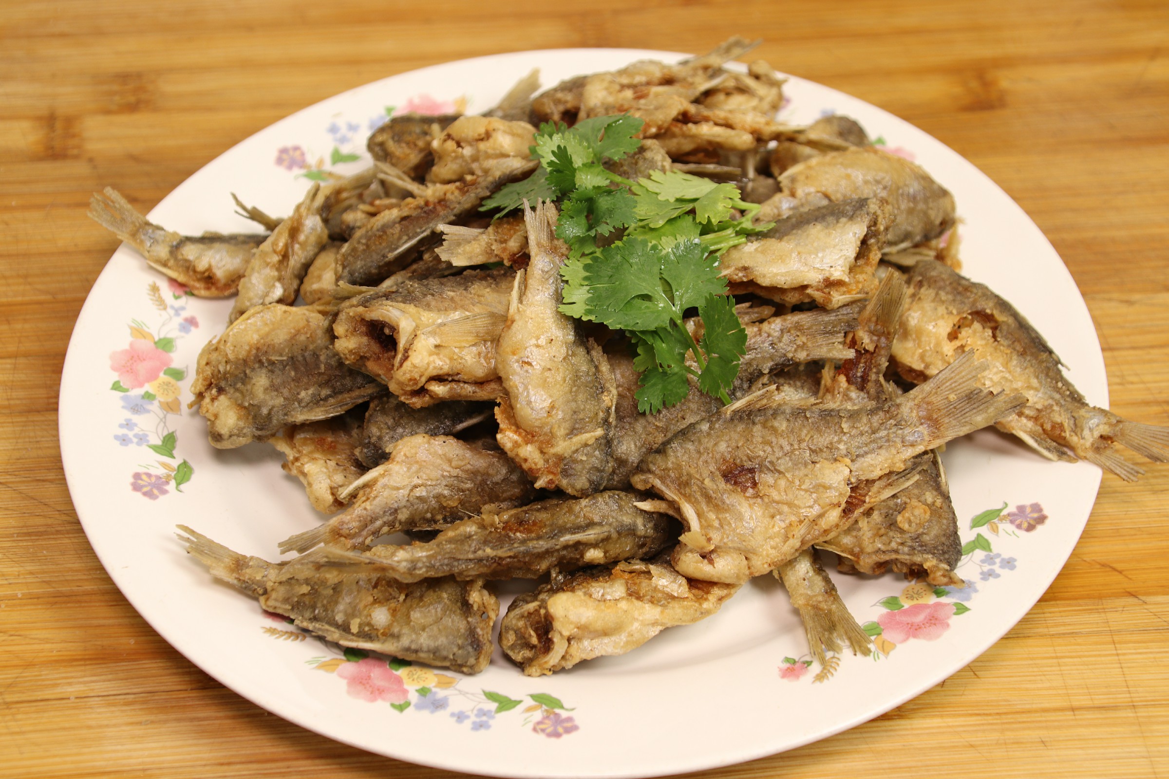 炸鱼的家常做法不用面粉淀粉,炸鱼挂芡是用淀粉还是用面粉