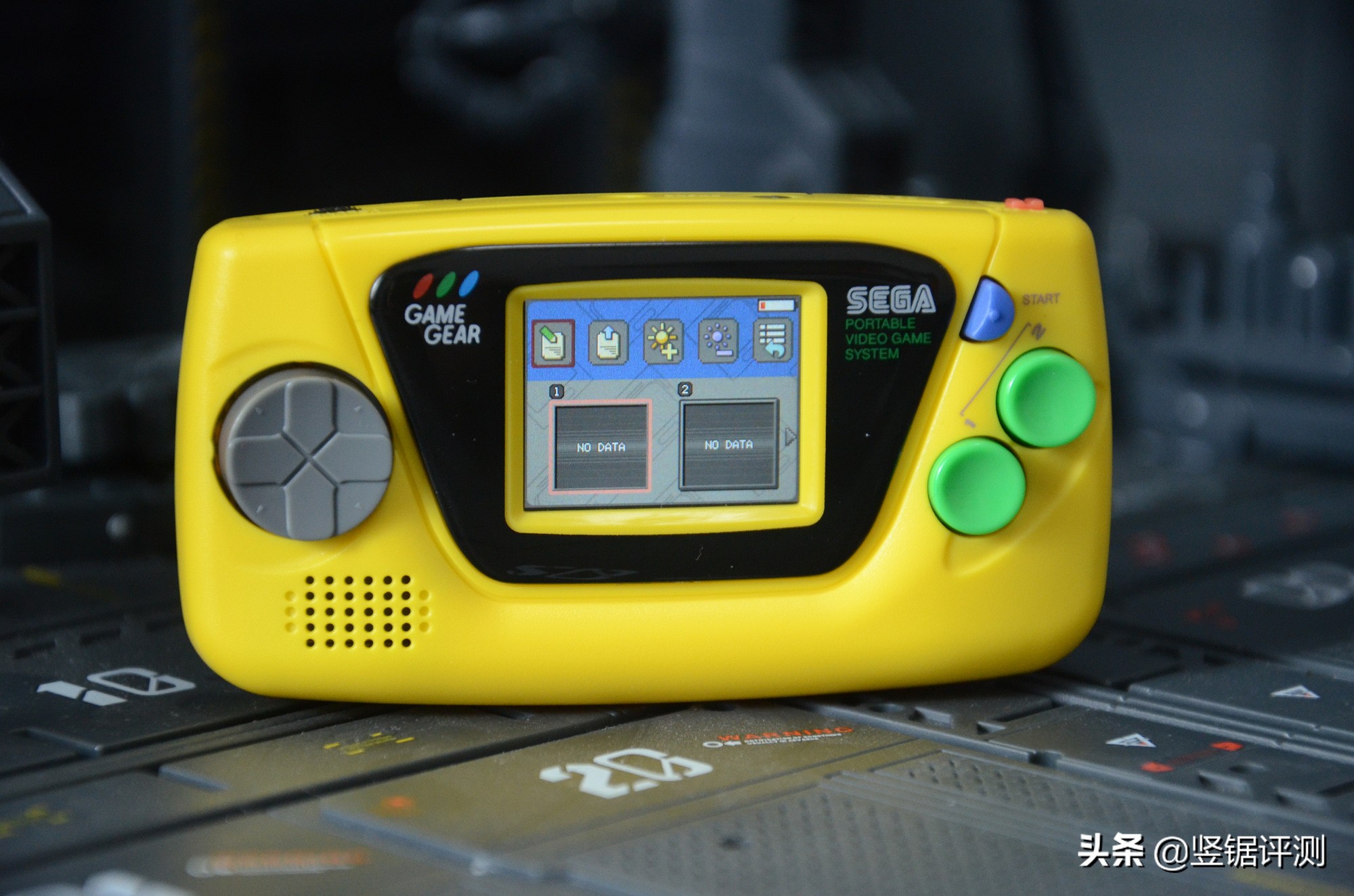 日本“迷你掌机”评测：屏幕仅1.15英寸大小，确定不是钥匙扣