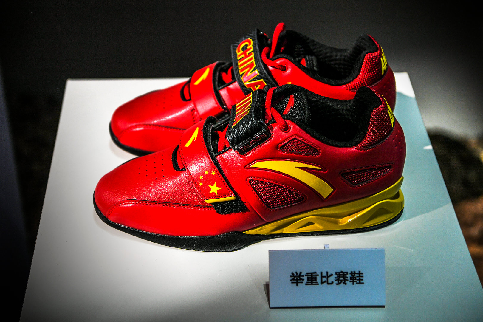 安踏颁奖服国旗版,安踏星标系列奥运领奖鞋