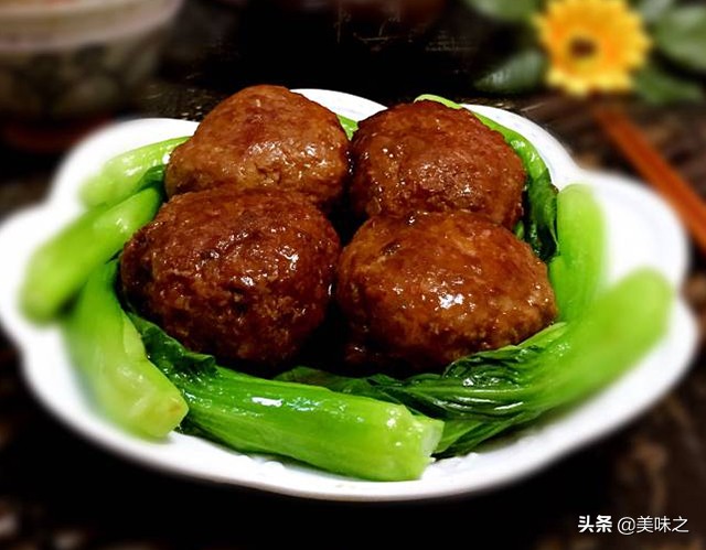 红烧狮子头最正宗的做法软糯醇香,红烧狮子头经典做法香滑软糯