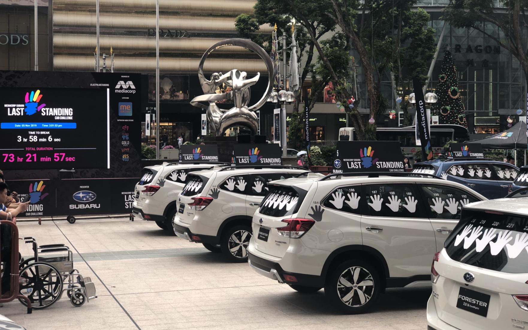 这个人把手摸在车上超过3天3夜赢了一辆车你觉得你行不？