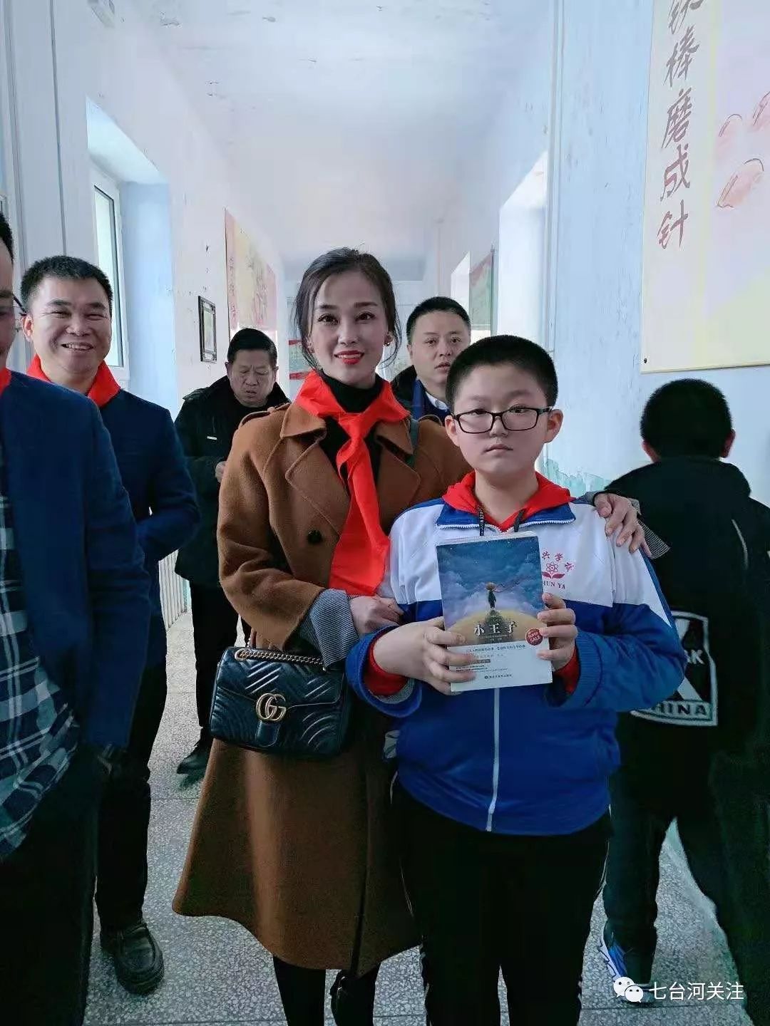 七台河电商人为龙湖矿龙兴学校捐赠7000元图书，设立爱心图书角