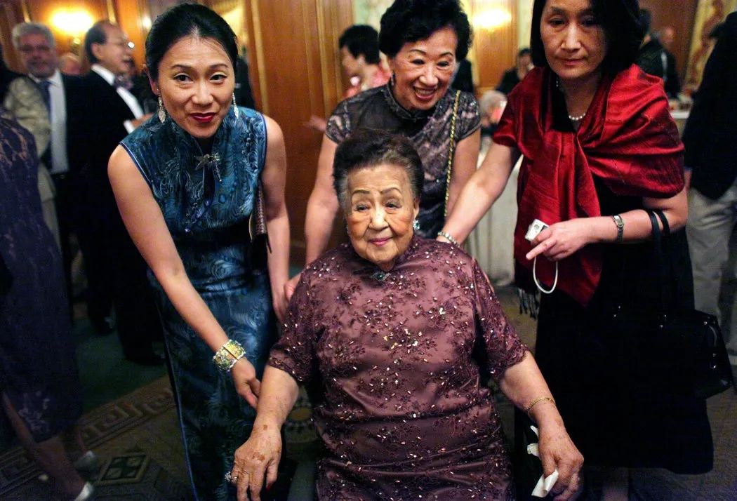 上海复旦大学校花开车去新天地,从外滩下来的复旦校花