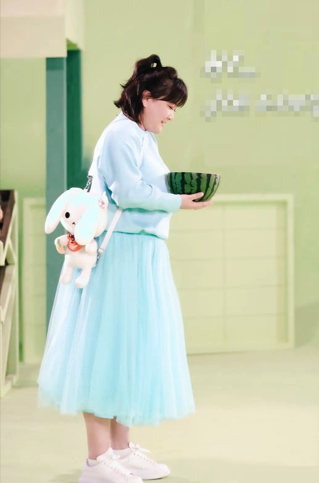 贾玲不仅有才更会穿，体重200斤仍穿出时尚感，自信大方又减龄