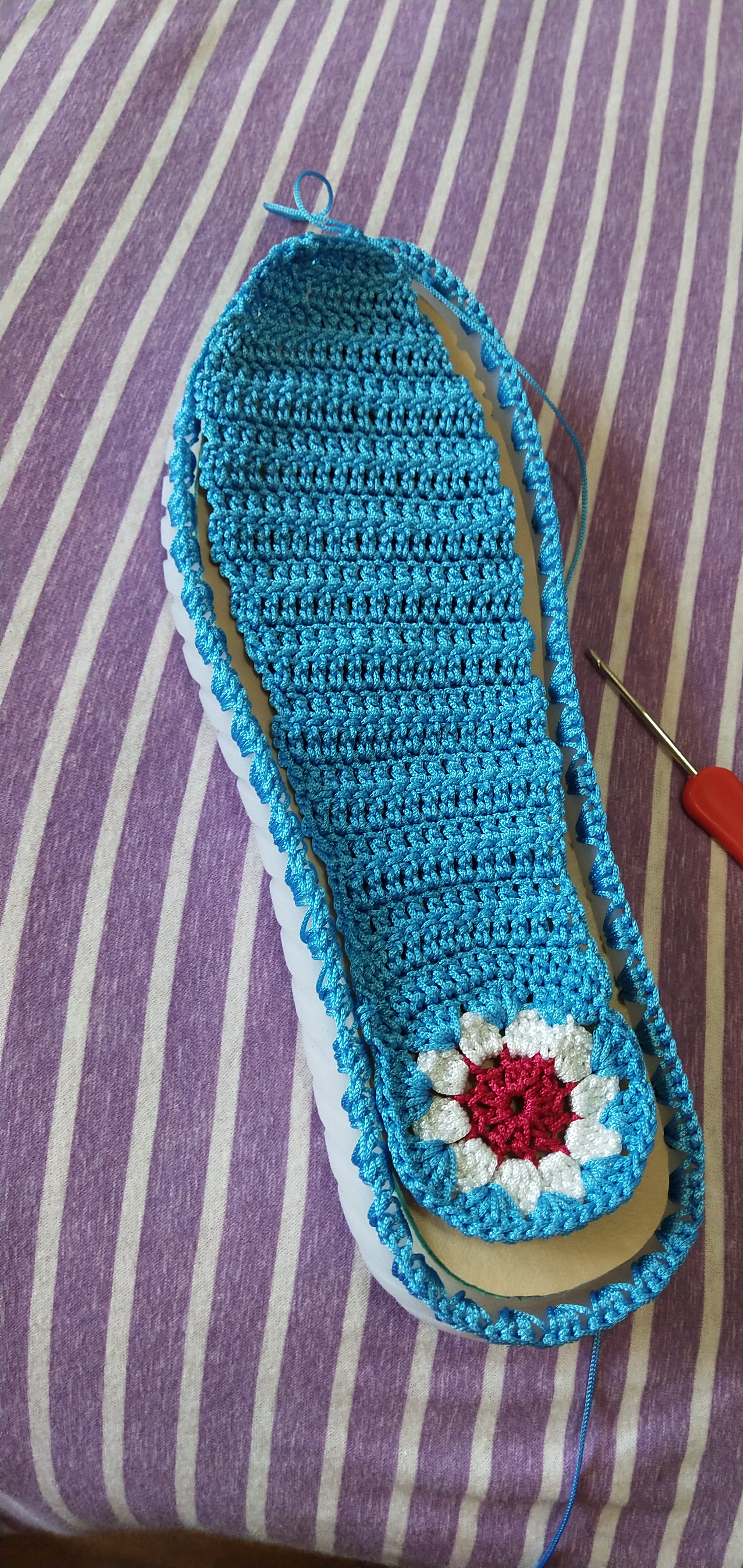 凉鞋鞋垫翘起来可以缝吗,凉鞋鞋垫滑下来怎么办