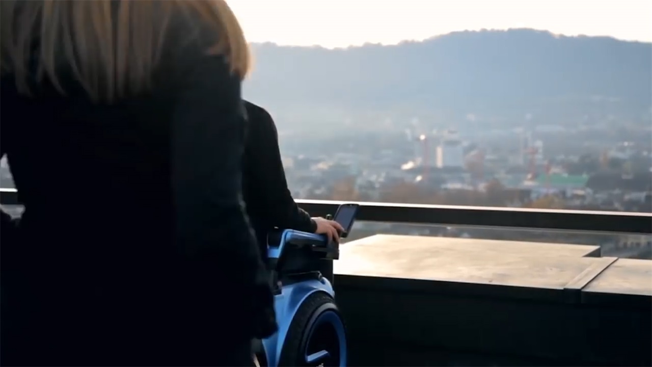 瑞士22岁大学生，发明“自动爬楼梯”轮椅，像坦克的履带？