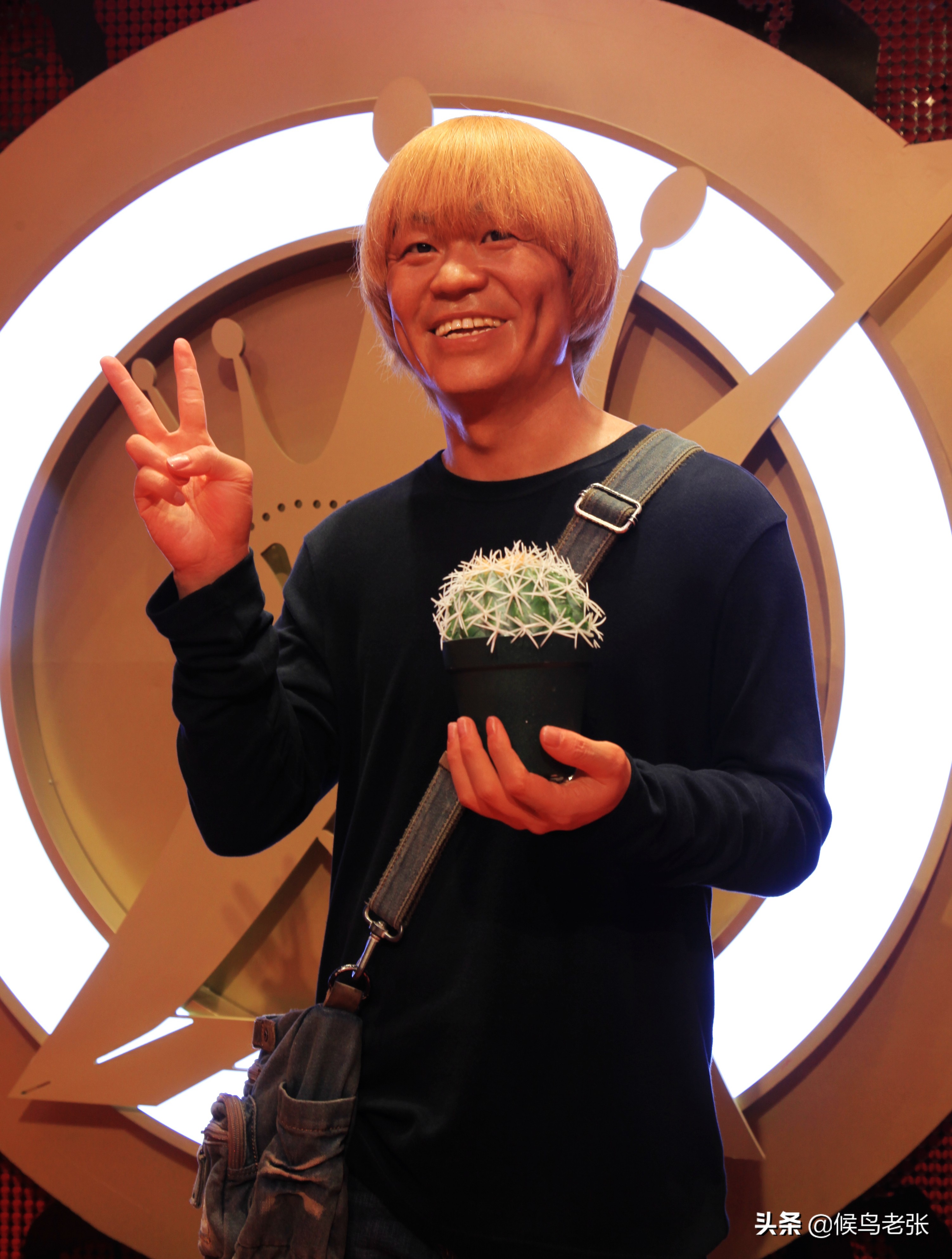 广州塔高耸入云,广州塔小蛮腰塔尖照片